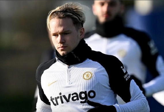 Mudryk bất ngờ xuất hiện tại sân Honeycroft khi vẫn bị treo giò